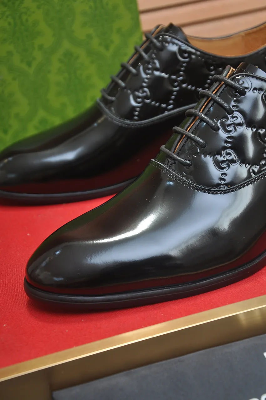 Men's shoes💰500💶Italy's top luxury men's shoe giant (GUCCI) (Gucci) (full cowhide lining) new arrival🍃Original European style🔰 Pleasant to the eye😍In order to make the shoes more durable and non-deformable🌀The production continues to follow traditional methods but there is still no lack of innovation💪Choose original sheepskin for the leather♻️ Smooth and natural And extra bright ⭐Made of imported cowhide, the first choice of rich people 38-45 (45 customized)